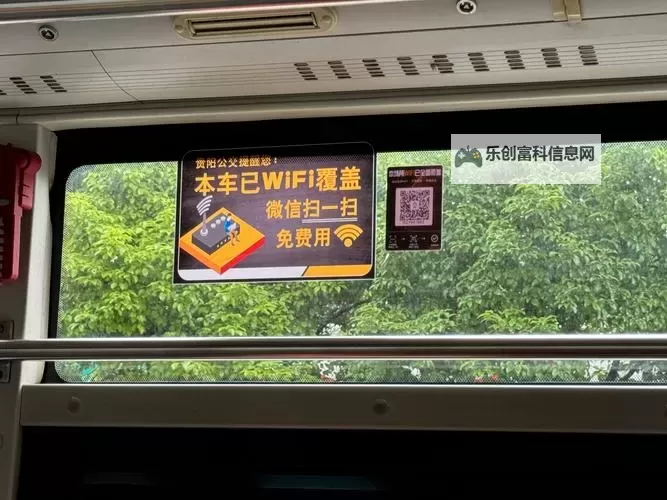 在公交车一个接一个高C:城市公共交通的快节奏生活体验图1