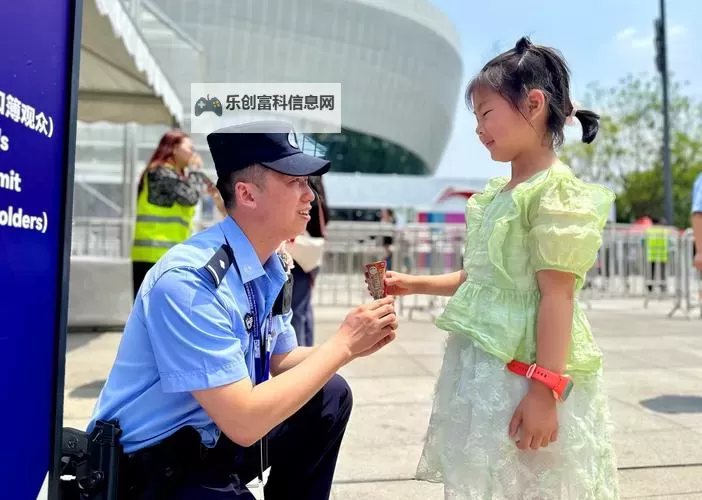 奇趣一幕:小朋友坐在警察叔叔棍子上写作业的趣事图2