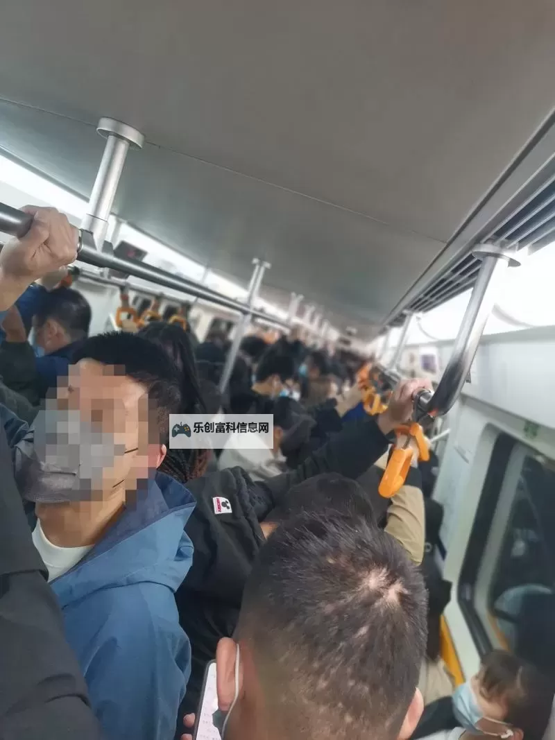 坐地铁车被挤到高C：都市早高峰的拥挤瞬间图1
