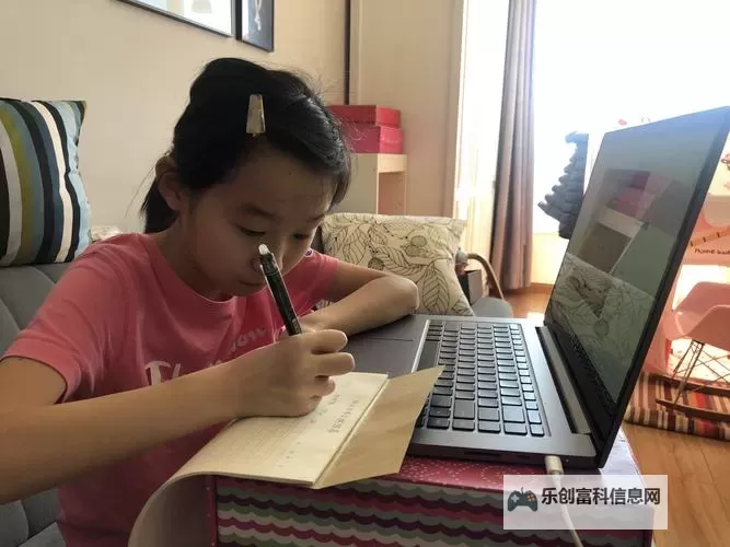 学生学习新技能:坐到师父的紫根上写作业视频教学图1