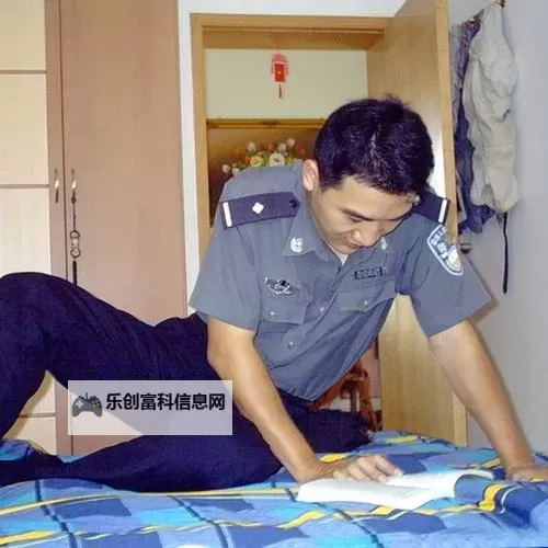 城市夜色中的中年同志聊天室:往昔回响与新友谊的对话图1