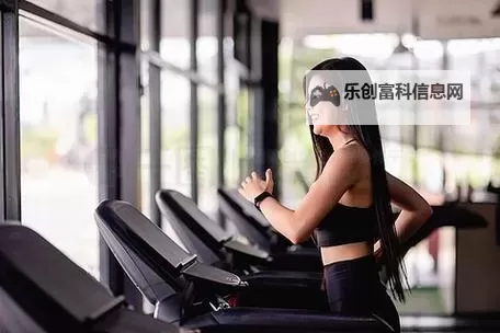 在跑步机上要了她:都市夜色里的欲望与权力博弈图1