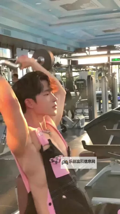 校园热议:Chinese校草腹肌帅气飞机引发新一轮话题图1