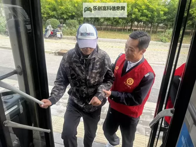 夜色车厢的私语:在公交车上我们做起爱的事情图1