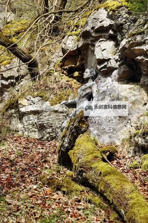 穿越光影的对话：最新人体艺术与自我叙事的边界探寻图1